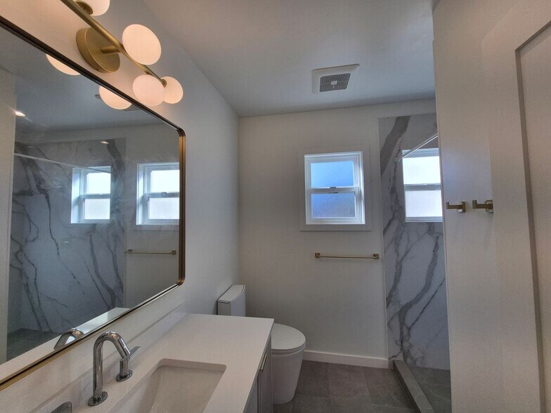 Building Photo - 723 38th Ave