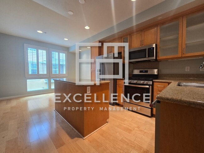 Building Photo - 2/2.5, 2 Car Tandem Garage, 2 En-Suite Bedrooms, Washer and Dryer - Japan Town