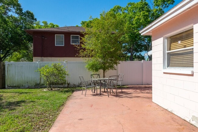 Building Photo - 3/2 Ranch with great outdoor space