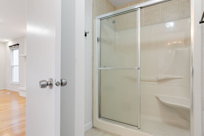 Building Photo - 421 Collen Dr