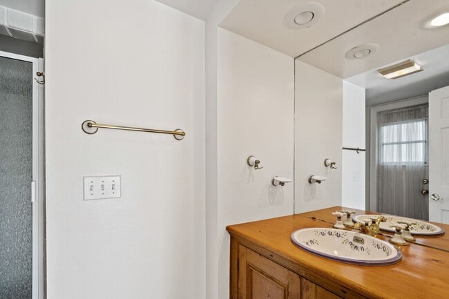 Building Photo - Winter Park Pool Home on half acre lot, st...