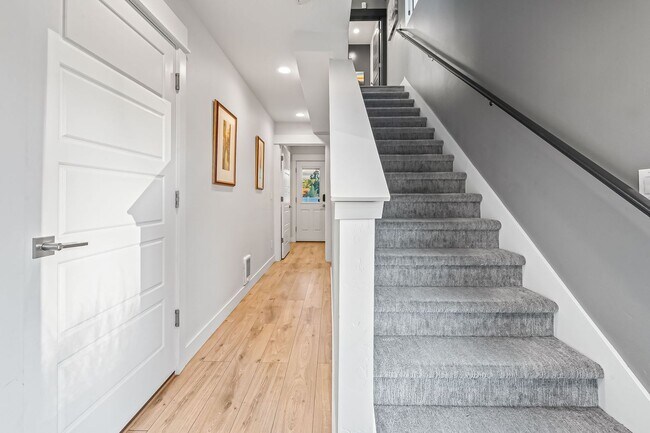 Building Photo - Boise Bench 3bd/2bd Townhome with VIEWS of...