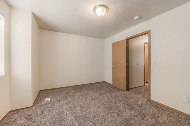 Building Photo - 3 bed 2 bath duplex with sprinkler system