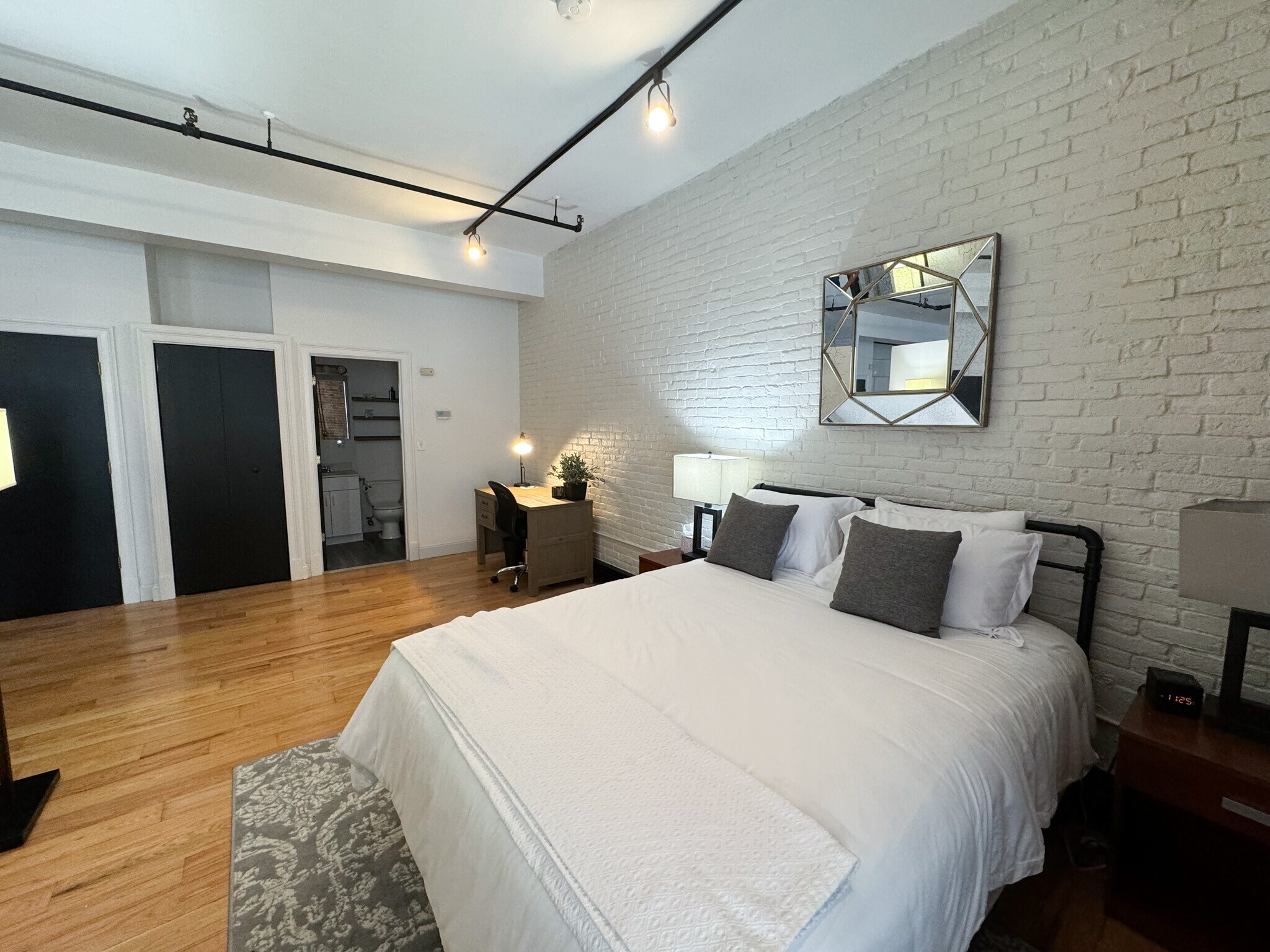 Building Photo - 19 Stanhope St