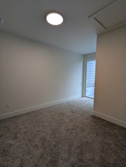 Building Photo - 5041 SE King Rd