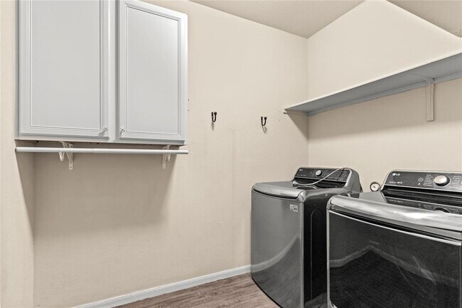 Building Photo - 407 Camellia Dr