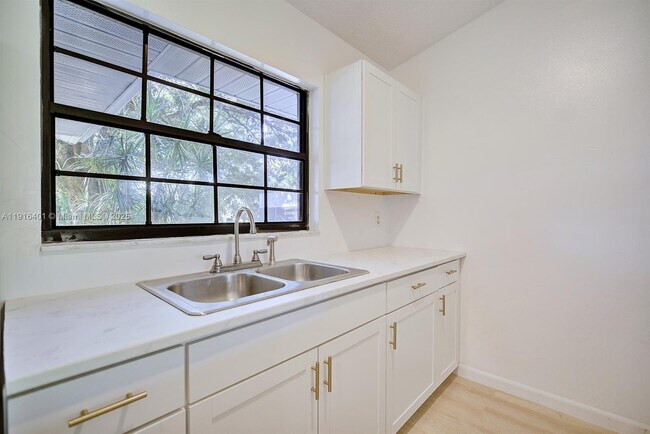 Building Photo - 220 Rhapsody Ave