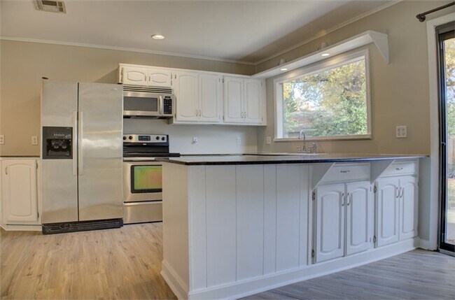 Building Photo - Beautiful Ranch-Style Rental in Marion Gar...