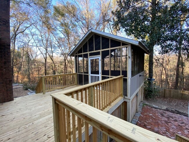 Building Photo - Unique Home in Perry