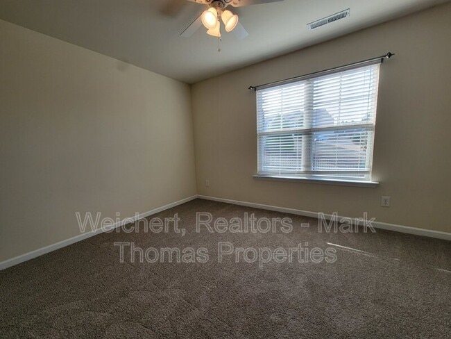 Building Photo - 100-251 Stratford Lakes Dr