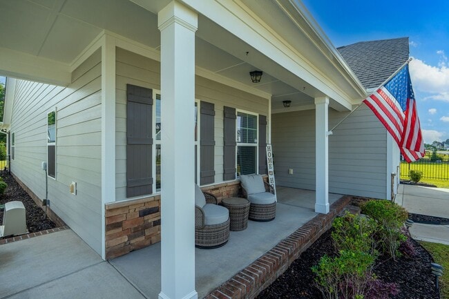 Building Photo - Stunning 4 bedroom 2.5 bath home located in Hampstead Wyndwater Community