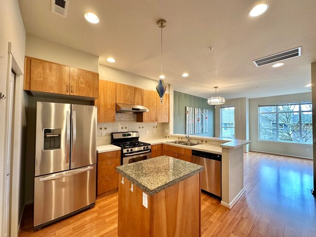 Building Photo - 2Bd/1.75Ba Issaquah Townhouse