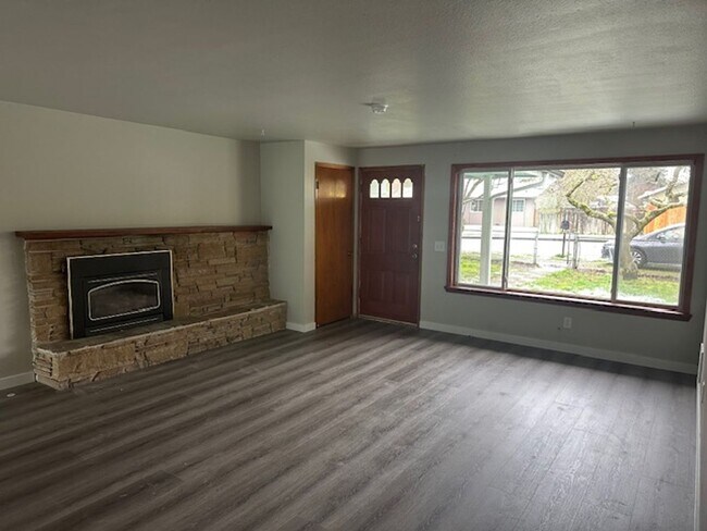 Building Photo - Lightly Updated 4 Bed Everett Home w/ Large Detached Garage/Workshop!