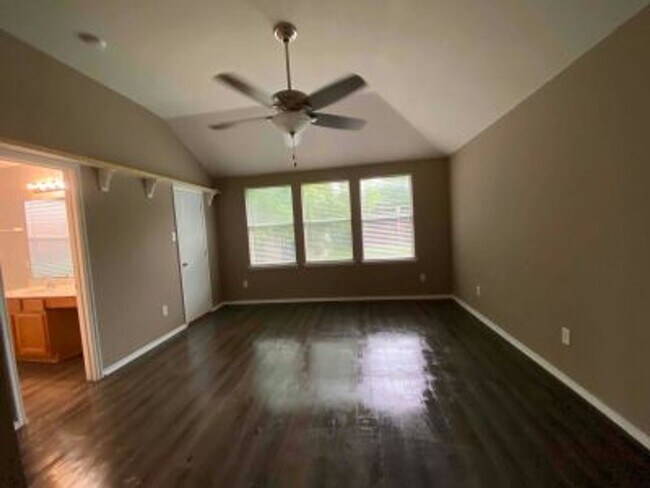 Building Photo - New flooring, ready to rent!