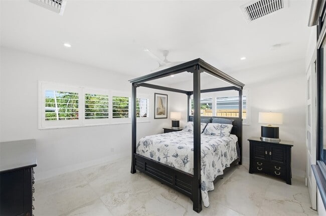 Building Photo - 1706 NE 28th Dr