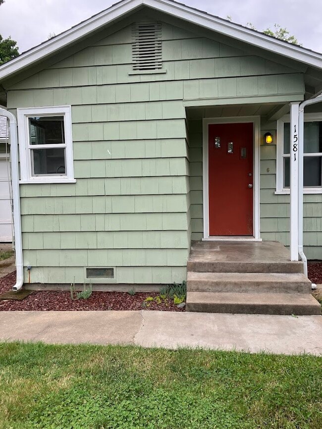 Building Photo - 1581 Cloverlawn Dr