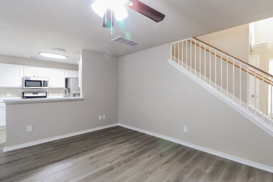 Building Photo - 15524 Sarah's Creek Dr