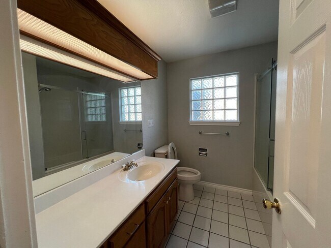 Building Photo - Awesome 4 bdrm/2.5 ba in La Brisas