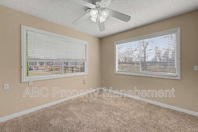 Building Photo - 910 S 28th St