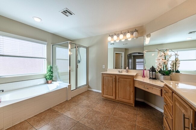 Building Photo - Southwest 5 bd 3 full bath with 2 car gara...