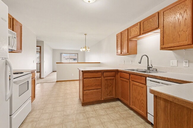 Building Photo - 2 bedroom Duplex - $1250/Month