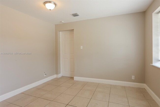 Building Photo - 1425 NE 29th St