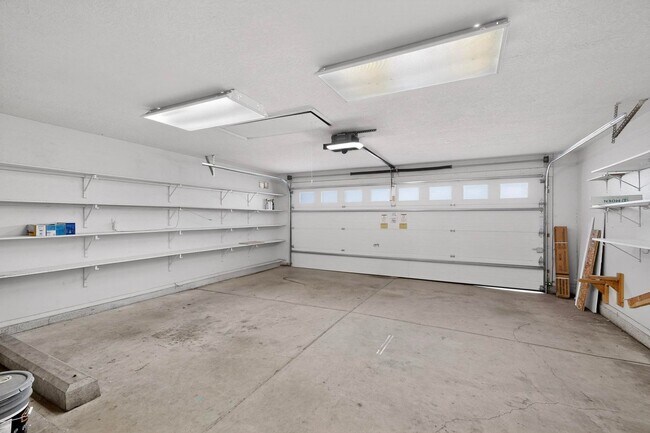 Building Photo - FOUR HILLS Executive Rental 4/5 BD 4/BA