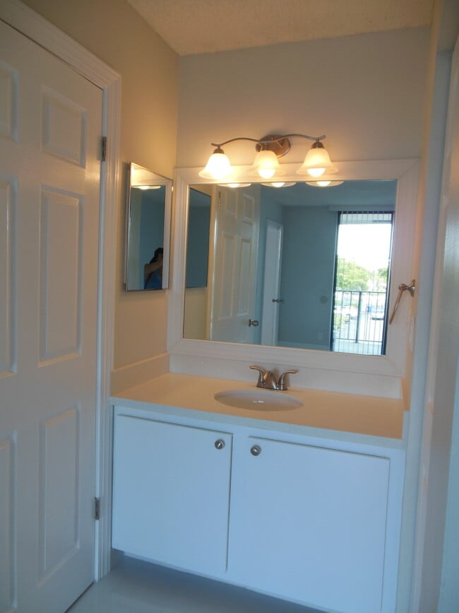 Building Photo - ONE BEDROOM ONE BATHROOM! WATERFRONT COMMUNITY!