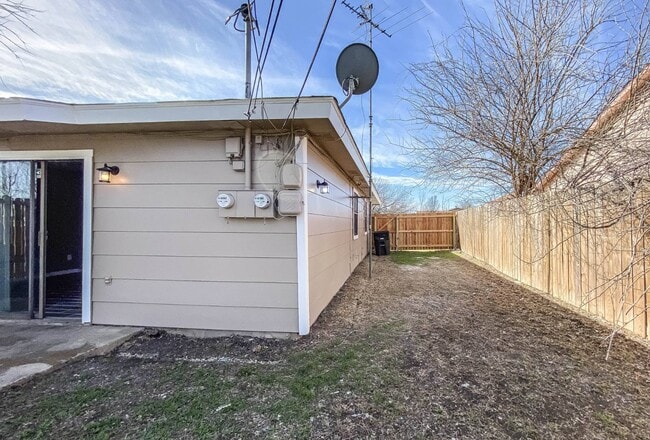 Building Photo - 2208 Shoemaker Dr