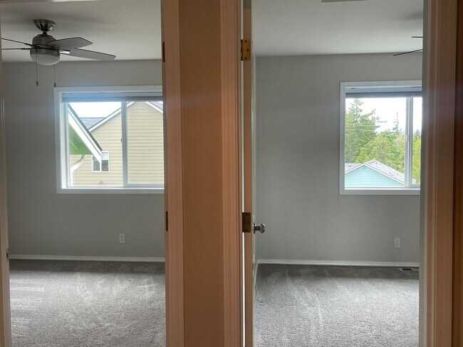 Building Photo - In town Poulsbo neighborhood large 4 bedroom now available