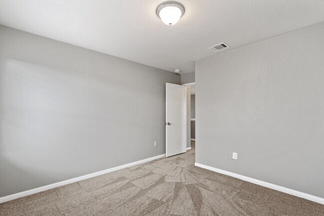 Building Photo - 467 Twisted Oaks Ln