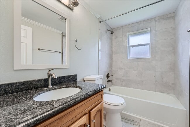 Building Photo - Charming and newly remodeled 4 bed x 2 bat...