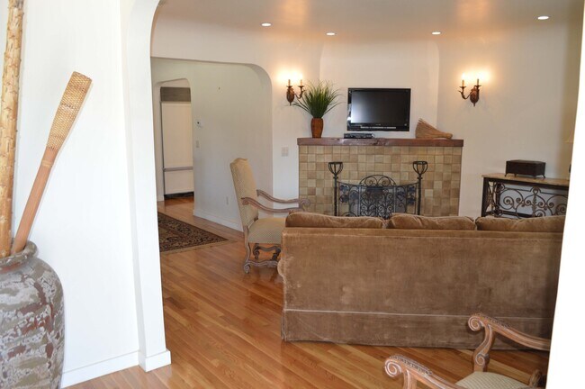 Building Photo - FLEXIBLE FULLY FURNISHED Point Loma Home! AC! All Utilities Included!