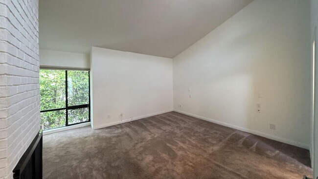 Building Photo - 880 Hilldale Ave