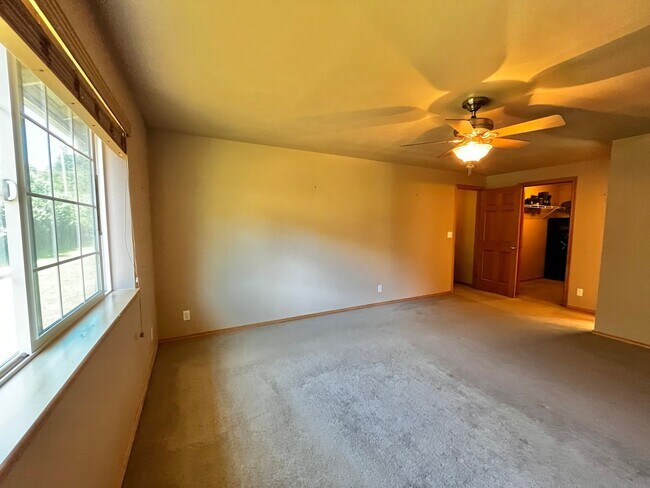 Building Photo - Peaceful Hansville Home with Plenty of Room