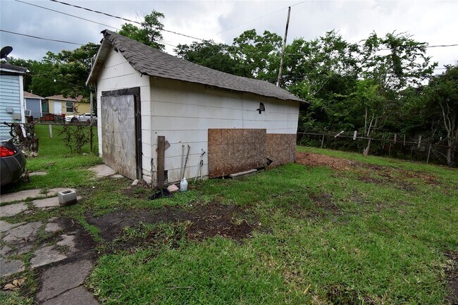 Building Photo - 6229 Clover Ridge St