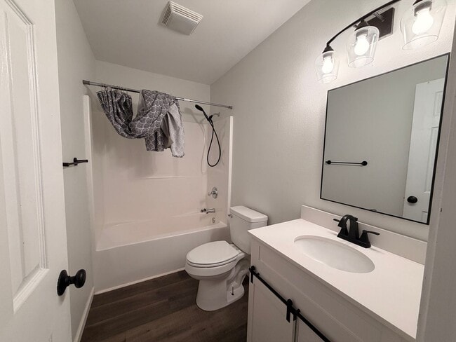 Building Photo - Welcome to this conveniently located home in Russellville, AR, a place where comfort meets style.