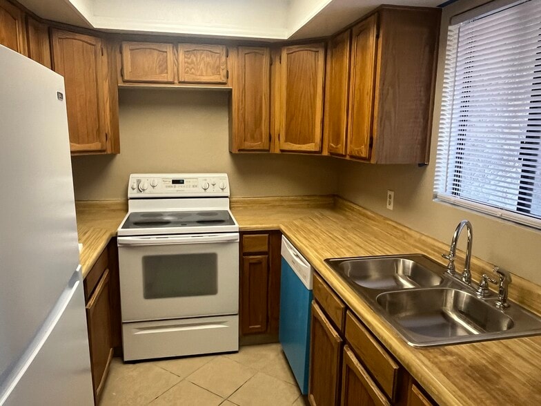 Building Photo - 371 Lake Havasu Ave N