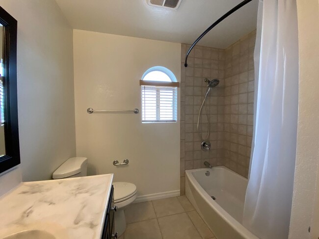 Building Photo - Bright and Spacious 2 Bed/1.5 Bath South O...