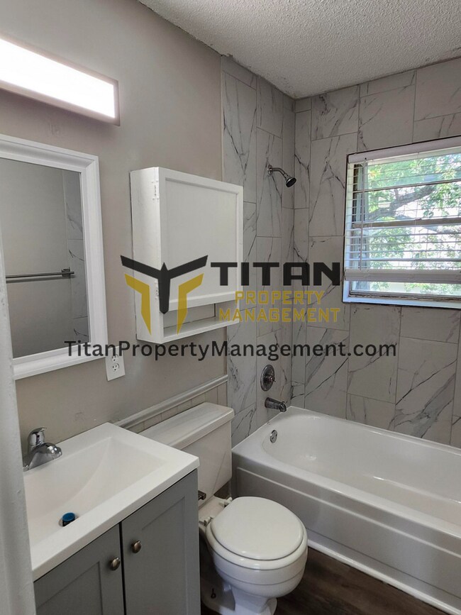 Building Photo - 2 bed/1 bath Townhouse