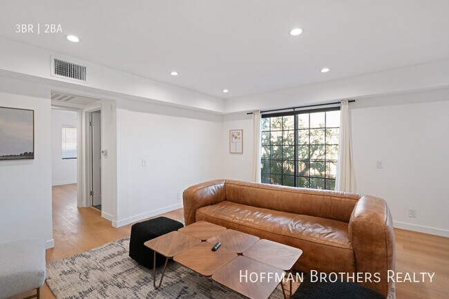 Building Photo - 7441 Hazeltine Ave