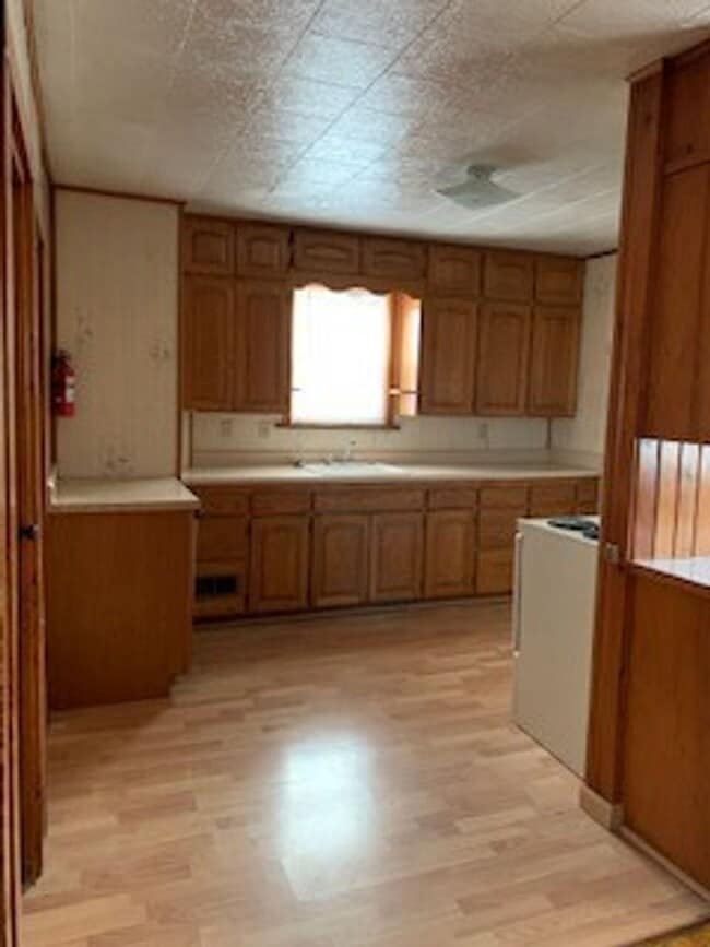 Building Photo - Large 3 BR 2 BA house w beautiful woodwork...