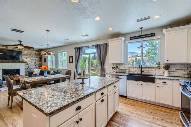 Building Photo - Beautiful 4 Bedroom Home with Stunning Vie...