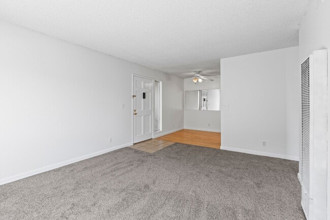 Building Photo - Charming 1 bedroom, 1 bathroom condo nestl...