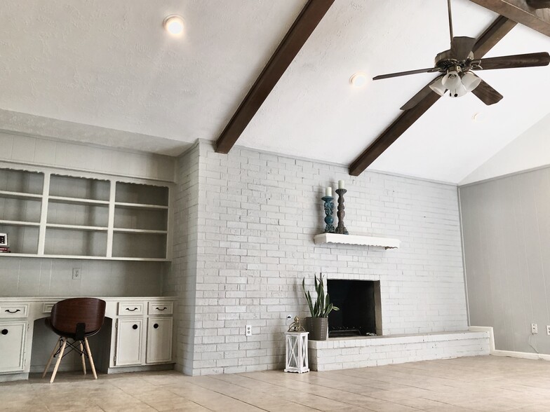 Living room (unfurnished) - 3315 Palm Desert Ln