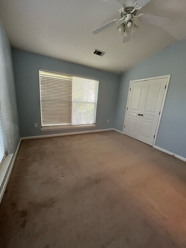 Building Photo - 220 Woodlands