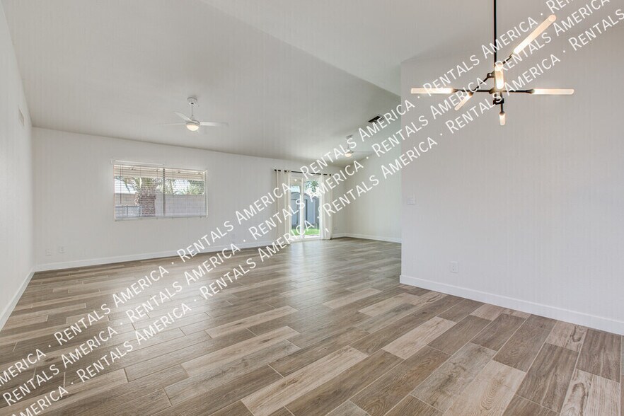 Building Photo - 819 W Ross Ave