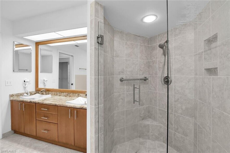Main bath - 21715 Bridgegate Ct