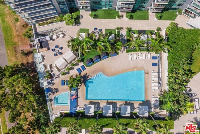 Building Photo - 13700 Marina Pointe Dr