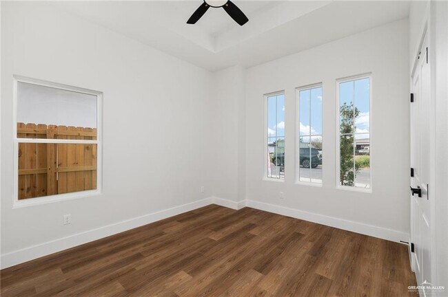 Building Photo - 2805 E Conroe Rd